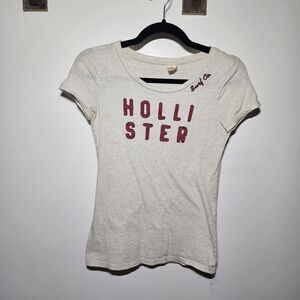 Hollister Women's Cream and Red Short Sleeve Tee